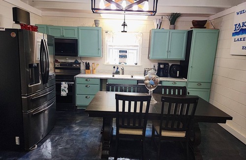 Lakewood Estates Cabaña | Relaxing cabin, dock accessible just steps away from Lake Travis. Dog friendly!