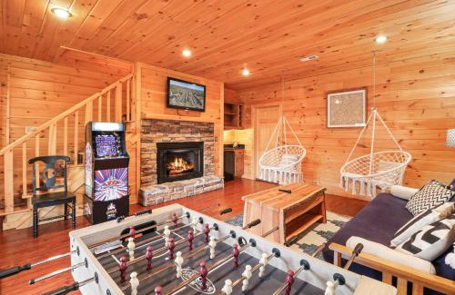 Blue Ridge Chalet De Esquí | Relaxing Cabin near Bear Claw Vineyard, Hot Tub, Game Room, Pet Friendly, sleeps10