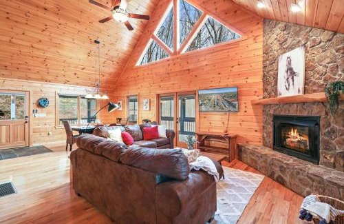 Blue Ridge Chalet De Esquí | Relaxing Cabin near Bear Claw Vineyard, Hot Tub, Game Room, Pet Friendly, sleeps10