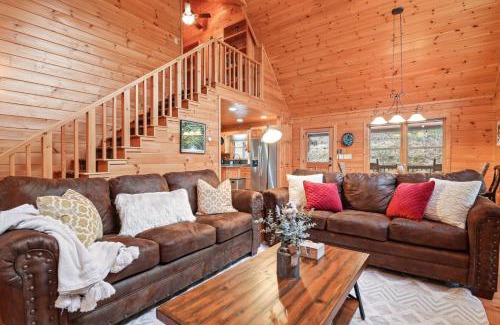 Blue Ridge Chalet De Esquí | Relaxing Cabin near Bear Claw Vineyard, Hot Tub, Game Room, Pet Friendly, sleeps10