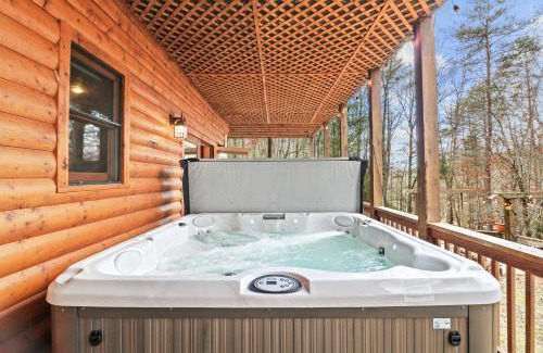 Blue Ridge Chalet De Esquí | Relaxing Cabin near Bear Claw Vineyard, Hot Tub, Game Room, Pet Friendly, sleeps10