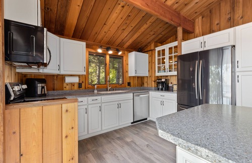 Cushing Cabina | Relaxing Cabin Retreat with Lakeside Firepit, Swimming & Beautiful Lake Views