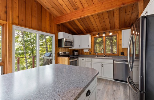 Cushing Cabina | Relaxing Cabin Retreat with Lakeside Firepit, Swimming & Beautiful Lake Views