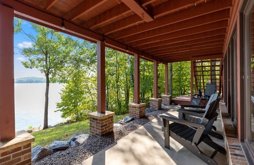 Cushing Cabina | Relaxing Cabin Retreat with Lakeside Firepit, Swimming & Beautiful Lake Views