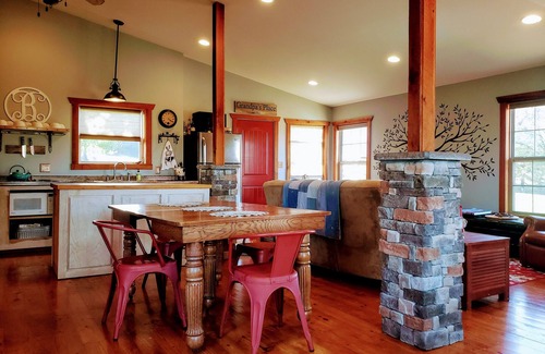 Vienna Cabina | Relaxing Cabin Retreat with Firepit and Large Party Deck