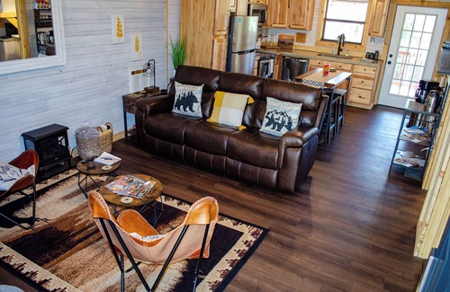 Wellington Cabina | Relaxing cabin surrounded by woods. Near RRG/Cave Run/DBNF. Dog friendly!