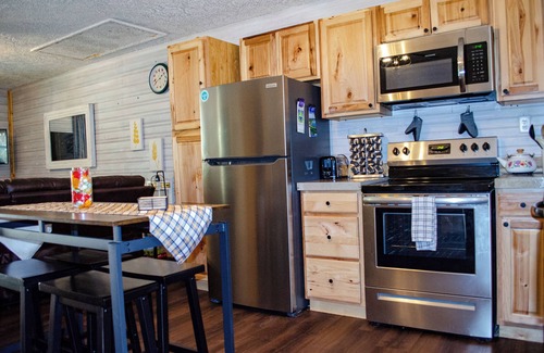 Wellington Cabina | Relaxing cabin surrounded by woods. Near RRG/Cave Run/DBNF. Dog friendly!