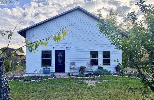 Fort Worth Cabaña | Relaxing Country Cottage