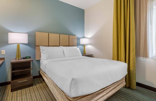 Biggar Hotel | Relaxing Couple Stay w/ Outdoor Pool | Free Parking and Pets Allowed