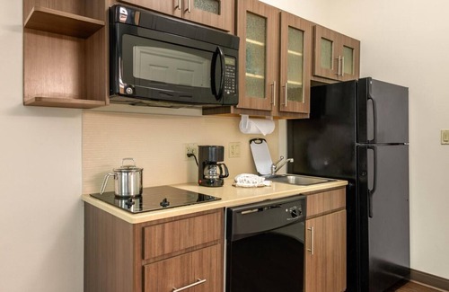 Biggar Hotel | Relaxing Couple Stay w/ Outdoor Pool | Free Parking and Pets Allowed