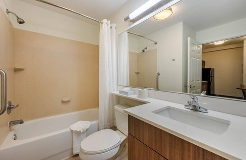 Biggar Hotel | Relaxing Couple Stay w/ Outdoor Pool | Free Parking and Pets Allowed