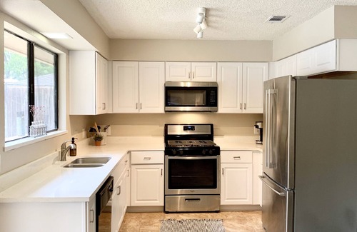 Pflugerville Casa | Relaxing Creekside Luxury Retreat w/ Private Pool + Hot Tub