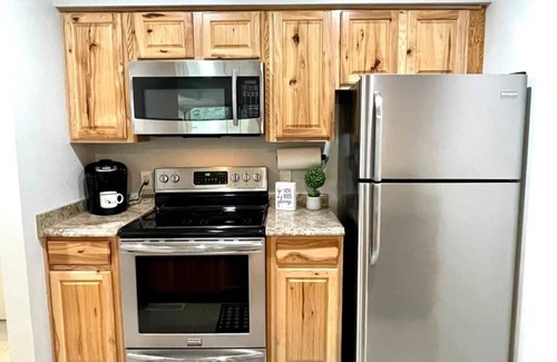 Harbor Springs Condominio | Relaxing Dog Friendly Resort Condo – Pool, Sauna & Year-Round Fun!