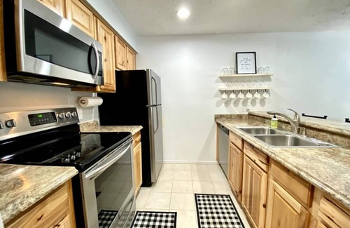 Harbor Springs Condominio | Relaxing Dog Friendly Resort Condo – Pool, Sauna & Year-Round Fun!