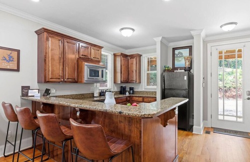 Dadeville Casa | Relaxing Family Getaway - Dock, Kayaks, Fishing