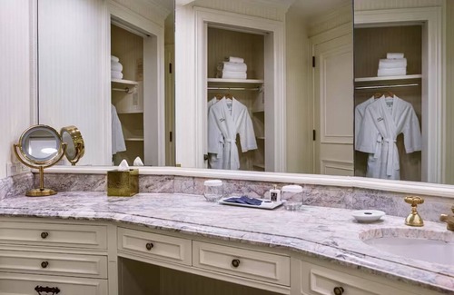 Gaslamp Quarter Hotel | Relaxing Family Getaway in Downtown | 2 Rooms w/ Rooftop Pool Access