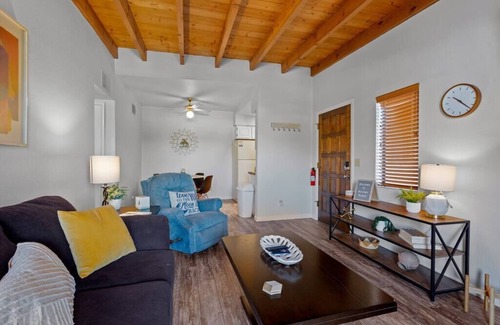 Skyline Bel Air Estates Condominio | Relaxing Foothills Getaway