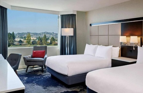 Redwood Shores Casa | Relaxing Getaway Awaits! Outdoor Pool, Pet-friendly Hotel with Mountain View!