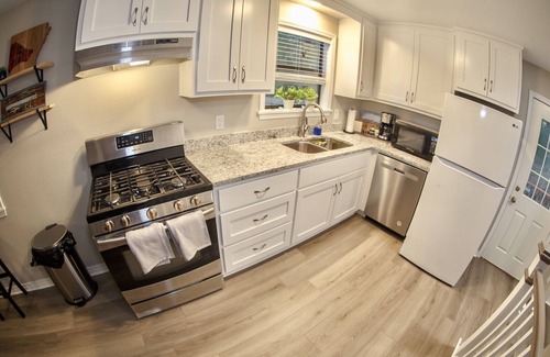 Fayetteville Casa | Relaxing getaway only 5 minutes from UofA! Fully remodeled family friendly home.