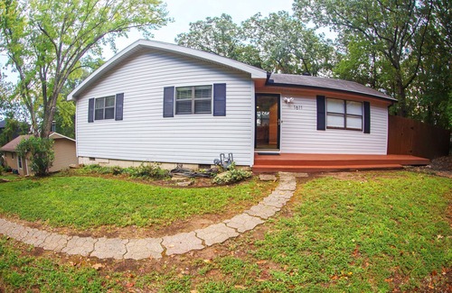 Fayetteville Casa | Relaxing getaway only 5 minutes from UofA! Fully remodeled family friendly home.
