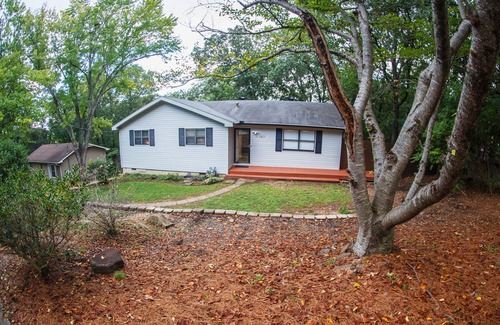 Fayetteville Casa | Relaxing getaway only 5 minutes from UofA! Fully remodeled family friendly home.