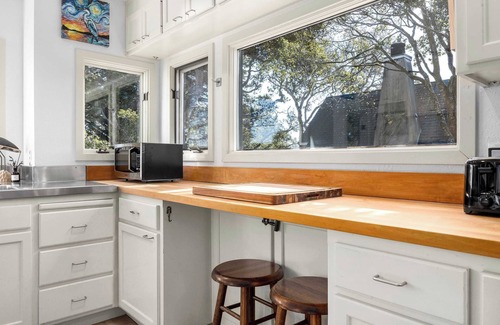 Eastside Santa Cruz Casa | Relaxing Getaway Overlooking Schwan Lagoon
