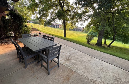 Lake Geneva Condominio | Relaxing Getaway/StepsToLake/Pool/Tennis near DT Lake Geneva
