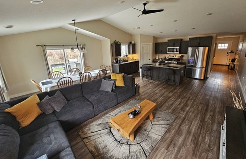 Brainerd Casa | Relaxing Getaway with Hot Tub! 3-BR, 2-BA, One-Level