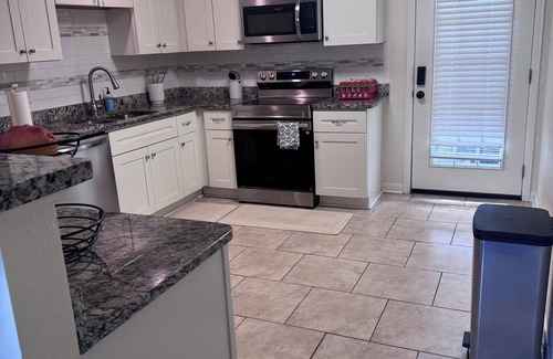 Hampton Casa | Relaxing Hampton Home Sleeps 8+/-