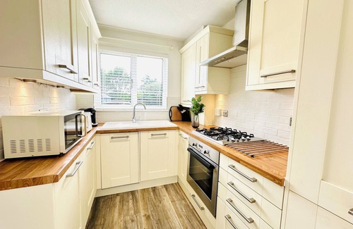North West Casa | Relaxing Hideaway: Chic 2RB Townhouse Urban Oasis with Free Parking
