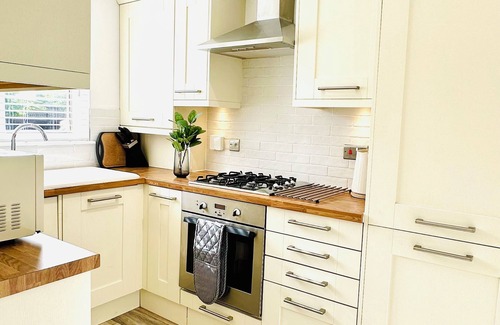 North West Casa | Relaxing Hideaway: Chic 2RB Townhouse Urban Oasis with Free Parking
