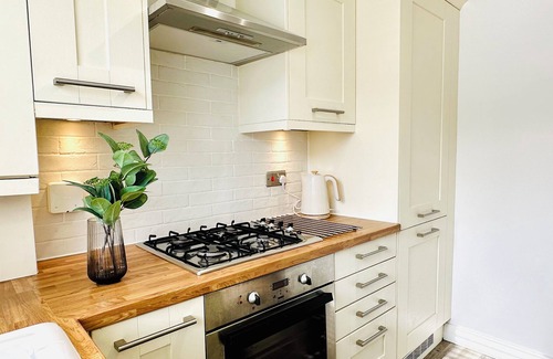 North West Casa | Relaxing Hideaway: Chic 2RB Townhouse Urban Oasis with Free Parking