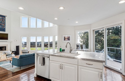 El Granada Casa | Relaxing Home – ocean views w/hot tub, & short walk to beach!
