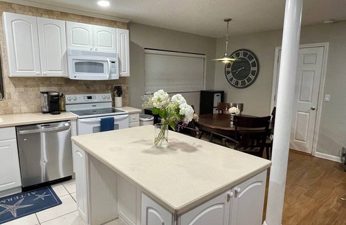 San Jose Casa | Relaxing Home w/ Lg Patio Centrally Located Near Mandarin, San Marco & Downtown