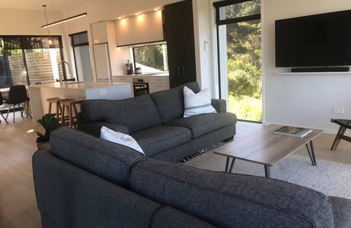 Russell Casa | Relaxing home with views over Matauwhi Bay and an easy walk to Russell township