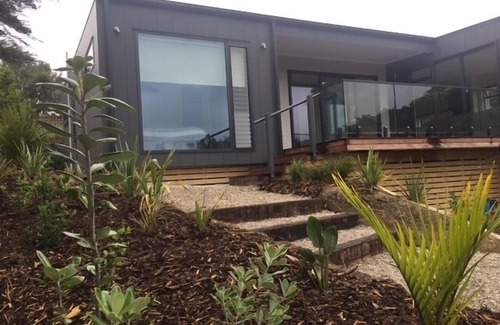 Russell Casa | Relaxing home with views over Matauwhi Bay and an easy walk to Russell township