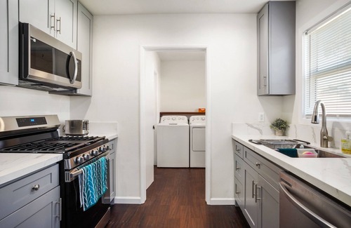 West Athens Casa | Relaxing House w/ BBQ, Firepit, Laundry, Private Yard - near LAX, SoFi, Forum