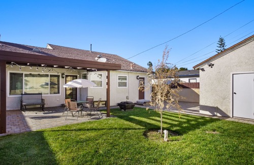 West Athens Casa | Relaxing House w/ BBQ, Firepit, Laundry, Private Yard - near LAX, SoFi, Forum