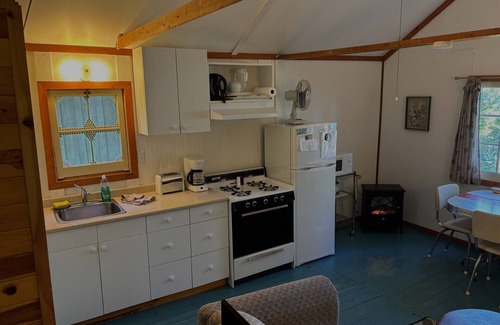 Youngs Point Cabaña | Relaxing Hush Puppy Cottage Retreat at the Lake Edge Cottages!