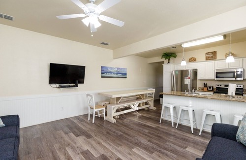 Corpus Christi Casa | Privado 5/3 dúplex cerca de la playa! ¡Viene con piscina de agua salada, Wifi gratis y más!