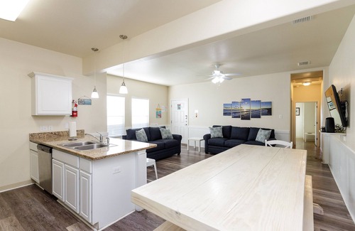 Corpus Christi Casa | Privado 5/3 dúplex cerca de la playa! ¡Viene con piscina de agua salada, Wifi gratis y más!