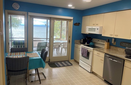 South Hero Casa | RELAXING ISLAND GETAWAY - WATERFRONT BEACH AND SKI HOUSE ON LAKE CHAMPLAIN