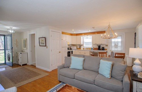 West Tisbury Cabaña | Relaxing Island Retreat, Cozy Cottage, Lamberts Cove Beach Access!