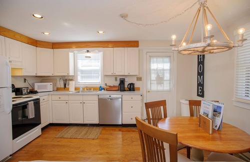 West Tisbury Cabaña | Relaxing Island Retreat, Cozy Cottage, Lamberts Cove Beach Access!