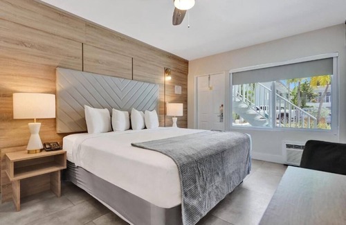 Galt Mile Hotel | Relaxing King Unit at The Garden Hotel | Explore Anglins Fishing Pier Nearby