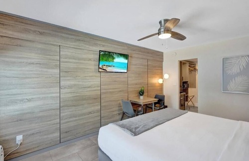 Galt Mile Hotel | Relaxing King Unit at The Garden Hotel | Explore Anglins Fishing Pier Nearby