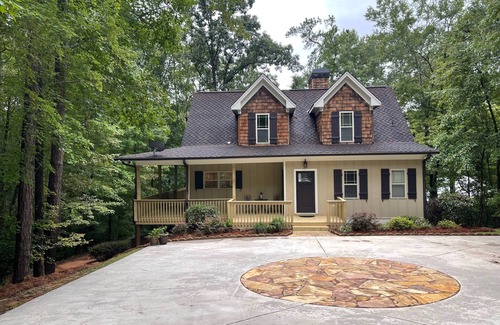 Milledgeville Cabina | Relaxing Lake Front House/Hot Tub