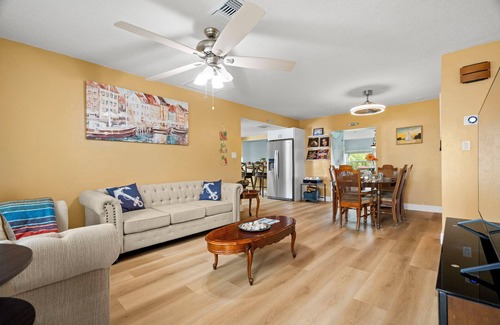 The Lakes Casa | Relaxing Lake House: Heated Pool, Birds, Fishing, Sunset Skies & Pool Table