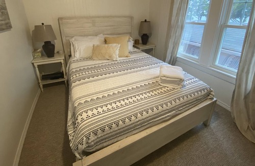 Kingsville Cabaña | Relaxing lakefront cottage near wineries and beach