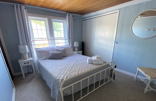 Kingsville Cabaña | Relaxing lakefront cottage near wineries and beach